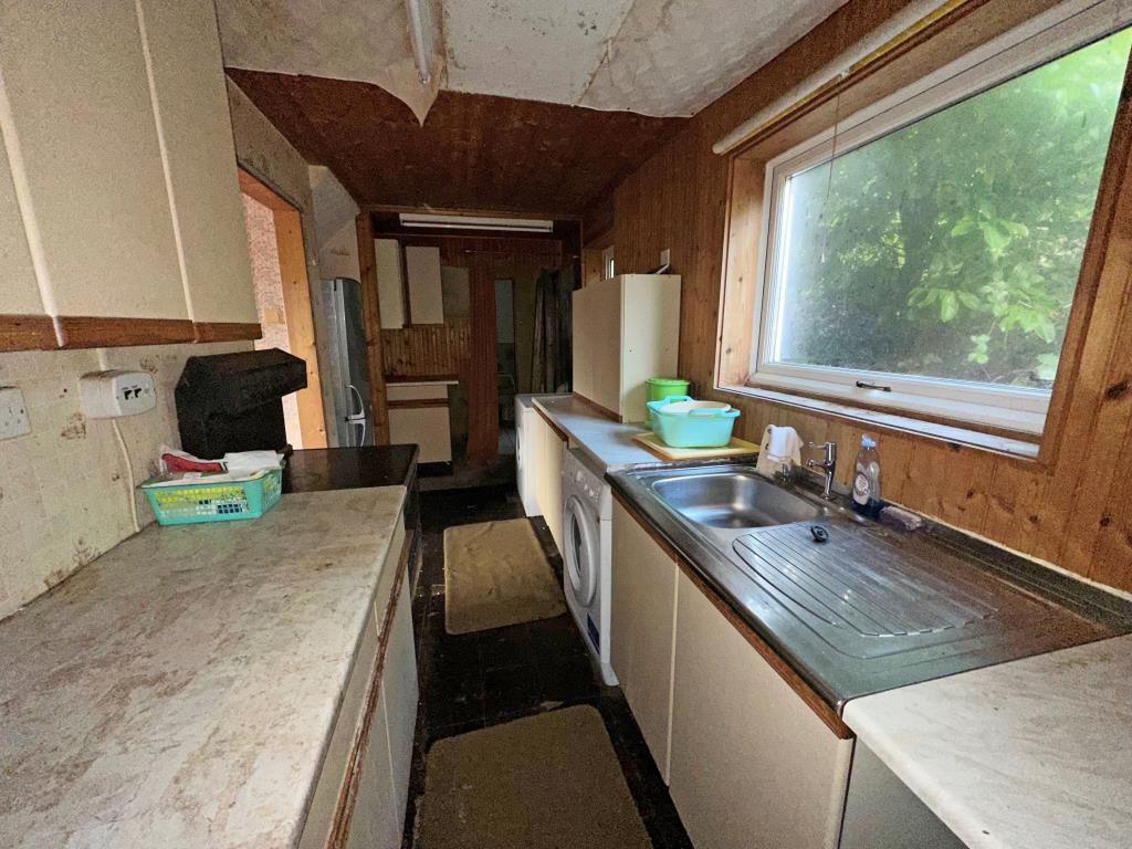 Lot: 71 - SEMI-DETACHED HOUSE FOR IMPROVEMENT - Kitchen